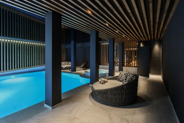 Indoor pool, pool loungers