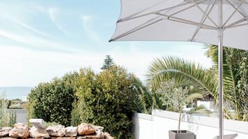 Standard Room, 1 Queen Bed, Bay View | In-room safe, free WiFi, bed sheets