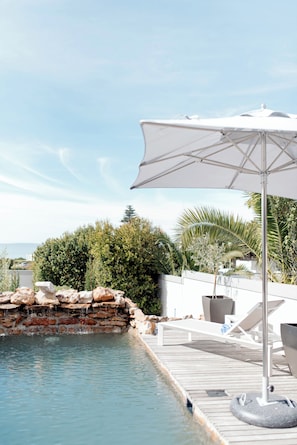 Chambre Standard, 1 grand lit, vue baie | Coffres-forts dans les chambres, Wi-Fi gratuit, draps fournis