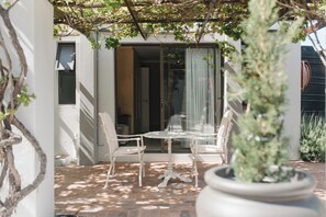 Standaard kamer, 1 queensize bed, uitzicht op tuin | Een kluis op de kamer, gratis wifi, beddengoed