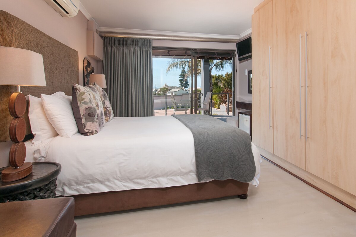 In-room safe, WiFi (free), bed sheets