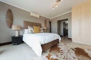 Standaard kamer, 1 queensize bed, uitzicht op de baai | Een kluis op de kamer, gratis wifi, beddengoed