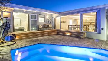 Kolam renang outdoor, dengan payung kolam renang dan kursi berjemur