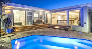 室外游泳池，池畔遮阳伞，日光浴躺椅