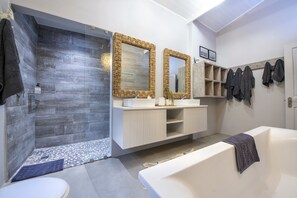 Driftwood - Whole House | Bathroom | Free toiletries, hair dryer, bathrobes, towels