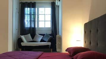 2 quartos, cortinas blackout, ferros/tábuas de passar roupa