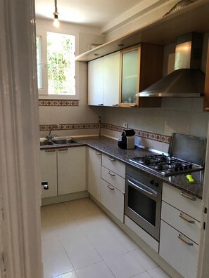 Fridge, microwave, oven, stovetop - Bel Appart Au Cœur De La Marsa (La Marsa)