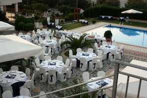 Outdoor dining - Hotel Gaudio (Longobardi)
