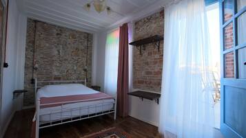 Kamar Triple Mewah, area taman | Seprai premium, Wi-Fi gratis, dan seprai linen