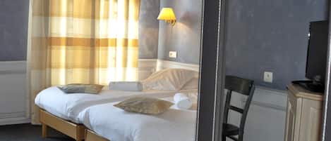 Chambre Standard avec lits jumeaux | Minibar, rideaux dâobscurcissement, systĂšme dâinsonorisation