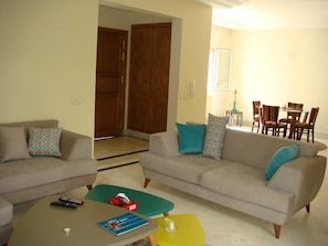 Luxury-Villa, 2 Schlafzimmer, Gartenblick | Wohnbereich | 40-Zoll-Flachbildfernseher mit Satellitenempfang, Fernseher