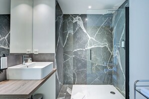 Quarto casal júnior | Banheiro | Chuveiro, secador de cabelo (mediante solicitação), toalhas de banho 