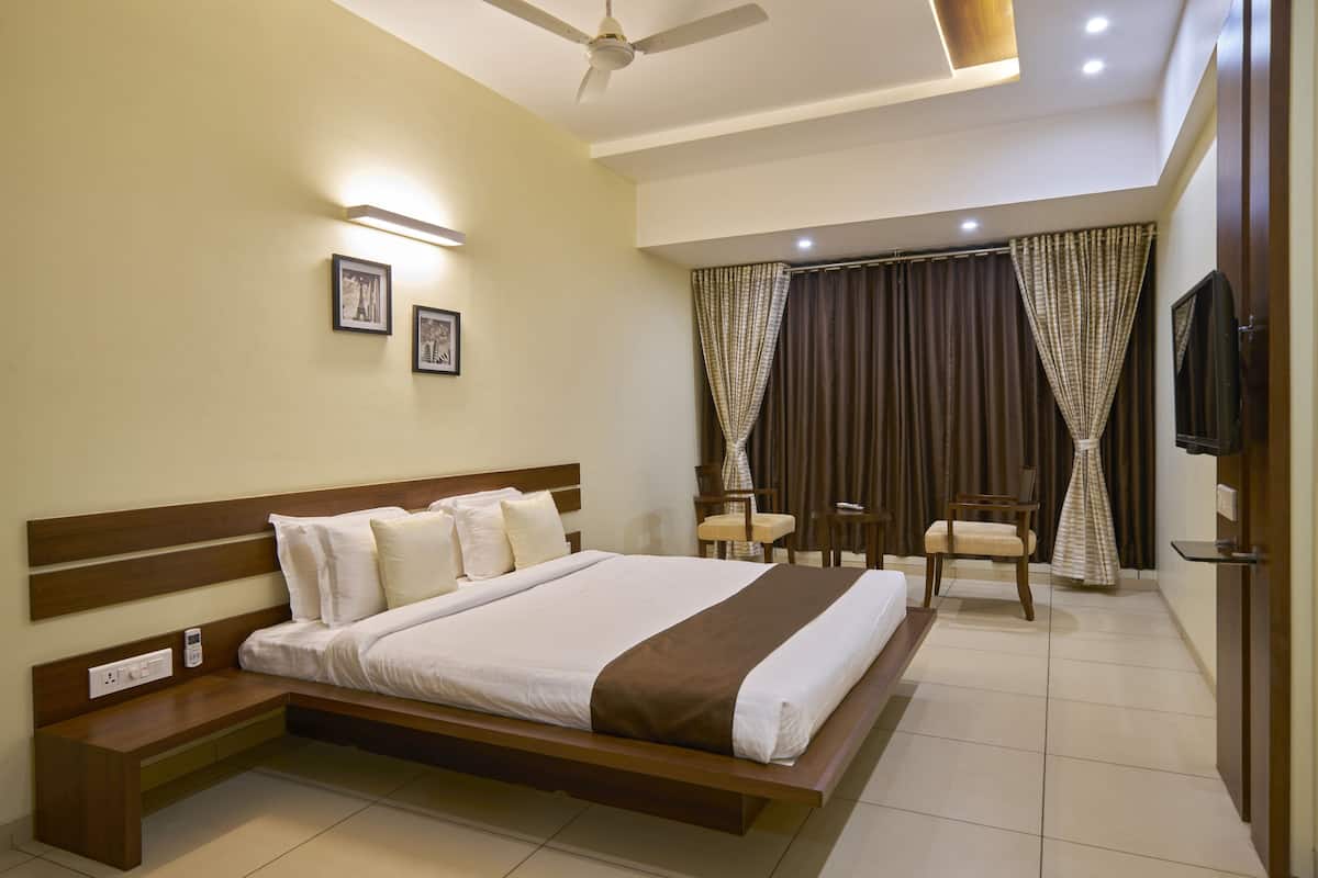 Deluxe Room | Premium bedding, minibar, in-room safe, rollaway beds