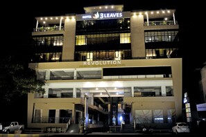 واجهة المنشأة - في المساء/الليل