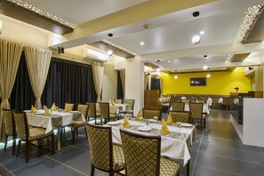 Breakfast, lunch, dinner served; international cuisine  - Hotel 3 Leaves Kolhapur (Kolhapur)