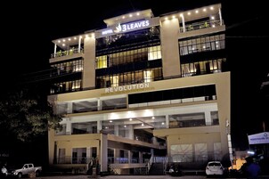 Fachada da propriedade à noite