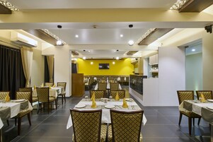 Café da manhã, almoço e jantar; culinária internacional 