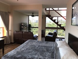 全景顶层房, 1 张特大床, 阳台 | 客房内保险箱、办公桌、免费 WiFi、床单