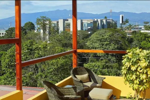 Ático panorámico, 1 cama de matrimonio grande, balcón | Terraza o patio