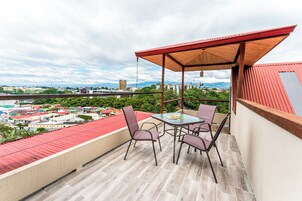 Ático panorámico, 1 cama de matrimonio grande | Caja fuerte, escritorio, wifi gratis y ropa de cama