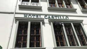 A building with the sign "HOTEL CASTILLO" indicating a hotel establishment. - Hotel Castillo (San José)