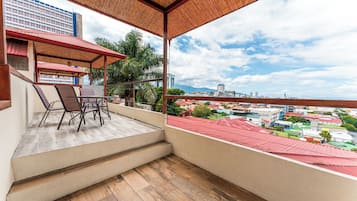 Penthouse Panoramic - 1 kingsize-säng | Vardagsrum | Platt-tv