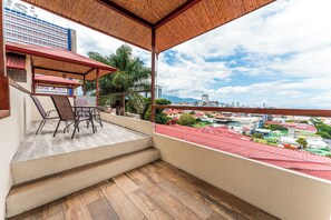 Panoramic Penthouse, 1 King Bed | Living area | Flat-screen TV - Hotel Castillo (San José)