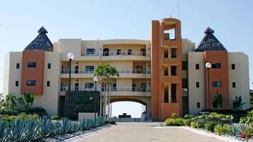 Vista frontal de la propiedad