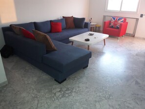 Leilighet – basic, 2 soverom | Oppholdsområde | En 40-tommers Flatskjerm-TV med Parabol-TV samt TV