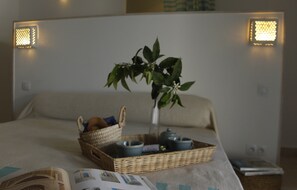 Comfort Room | Minibar, individually decorated, blackout drapes, iron/ironing board