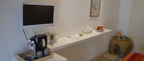 Comfort-Zimmer | Wohnbereich | 32-Zoll-Flachbildfernseher mit Satellitenempfang, Fernseher