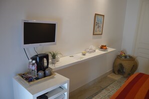 컴포트룸 | 거실 공간 | 위성 채널 시청이 가능한 32인치 평면 TV, TV