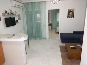 1 soverom, blendingsgardiner og strykejern/-brett