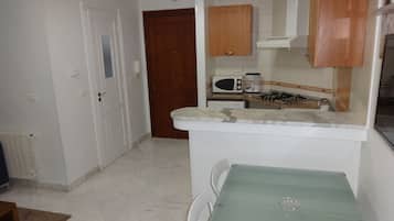 Geladeira, micro-ondas, fogão, cooktop