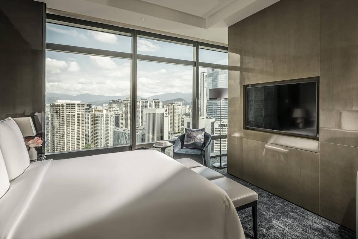 Executive Apartment, 2 Bedrooms (Premier Park) | Peralatan tempat tidur premium, bar mini, peti besi dalam bilik, meja