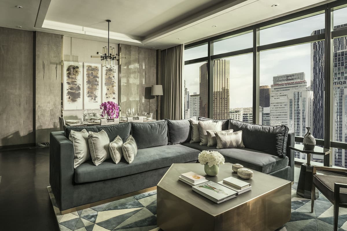 Suite, 1 Katil Raja (King), Non Smoking | Peralatan tempat tidur premium, bar mini, peti besi dalam bilik, meja