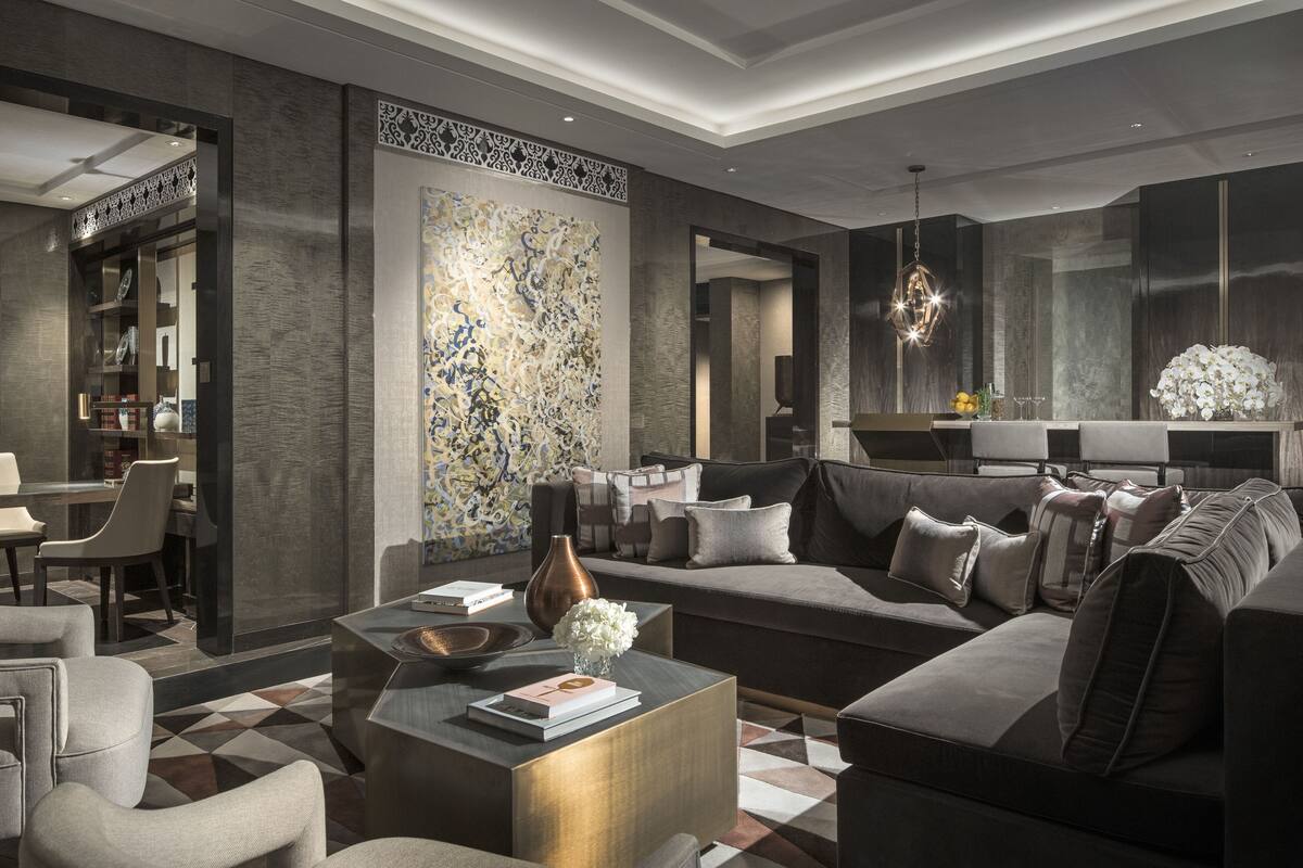 Un salon moderne avec un canapé, une table basse et des objets de décoration.