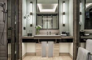 Kostenlose Toilettenartikel, Haartrockner, Bademäntel, Hausschuhe