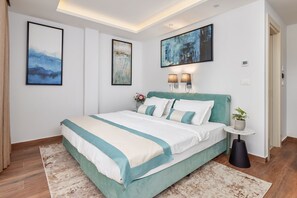 ห้องดีลักซ์ดับเบิลหรือทวิน | ตู้นิรภัยในห้องพัก, โต๊ะทำงาน, ผ้าม่านกันแสง, เตารีด/โต๊ะรีดผ้า