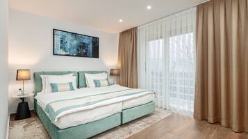 Deluxe kamer, 1 twee- of 2 eenpersoonsbedden | 1 slaapkamer, een kluis op de kamer, een bureau