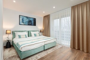 Quarto casal ou duplo luxo | Cofres nos quartos, escrivaninha, cortinas blackout