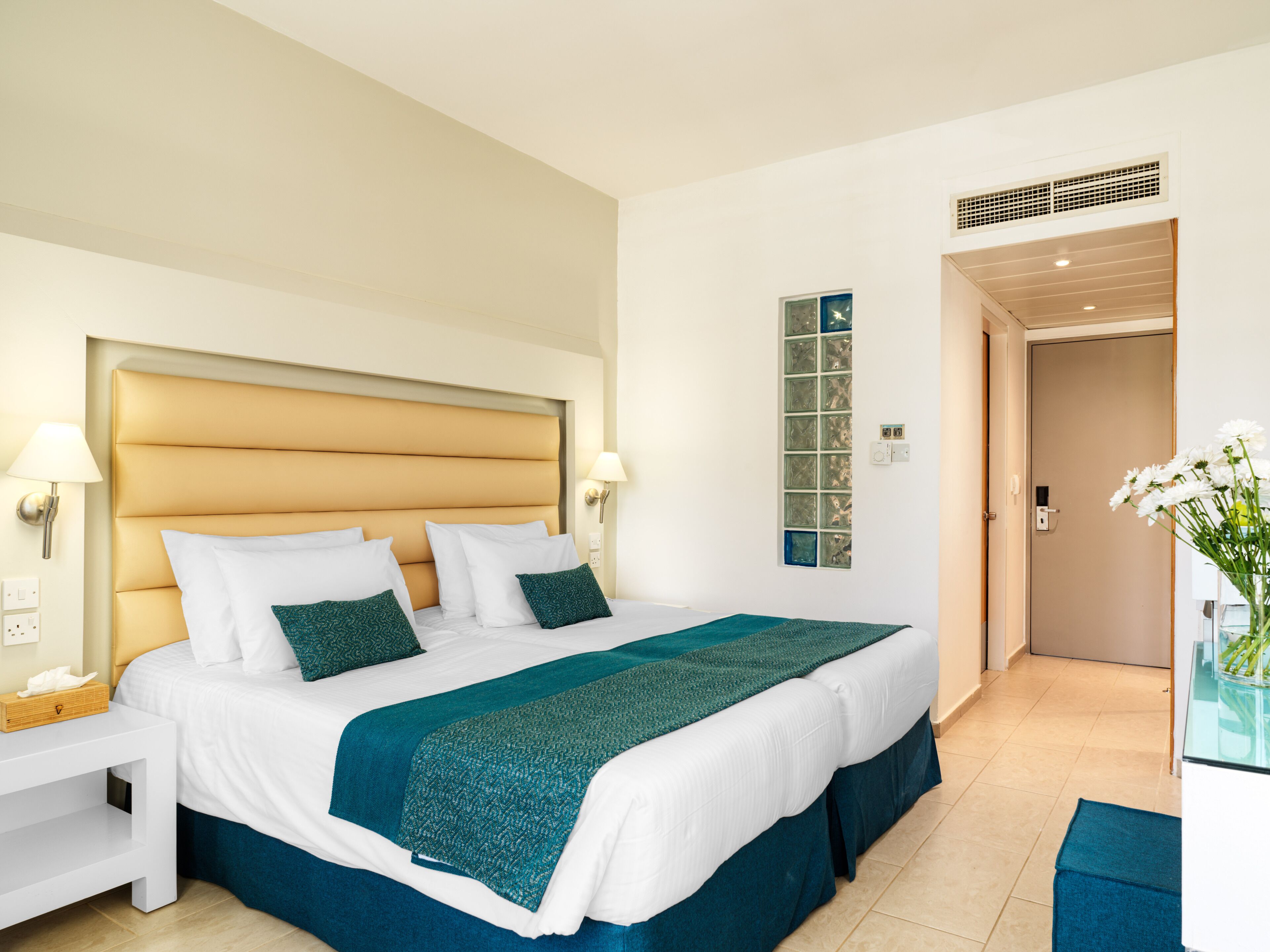 Chambre double ou avec lits jumeaux, vue partielle sur la mer | 1 chambre, literie hypoallergénique, minibar, coffre-fort