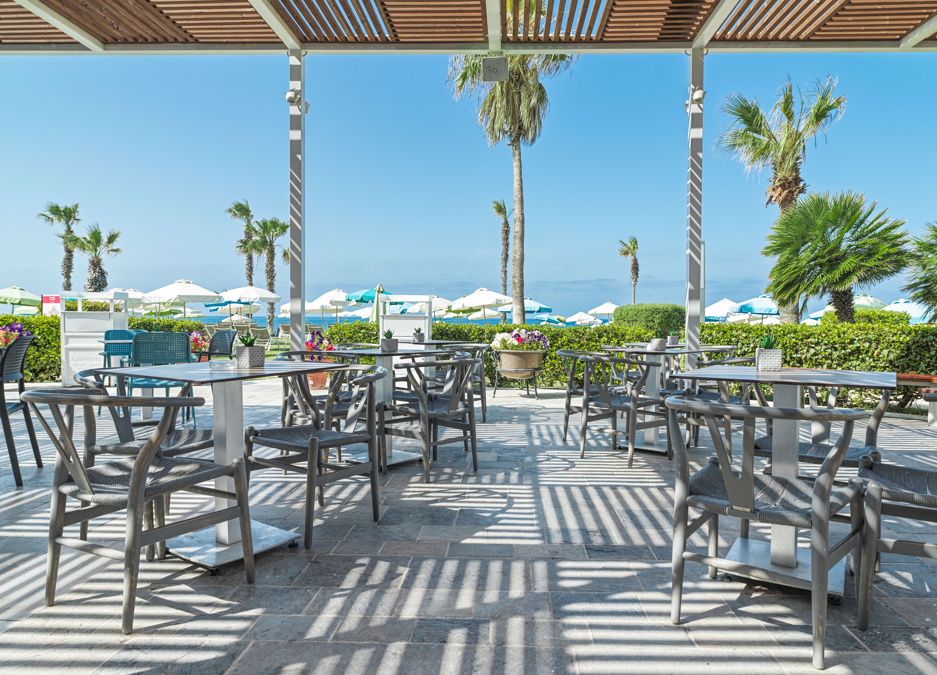 2 restaurants, serveren ontbijt