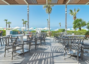 2 restaurantes, se sirve desayuno