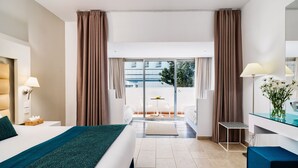 Kamar Keluarga, pemandangan laut terbatas | 1 kamar tidur, seprai antialergi, minibar, dan brankas