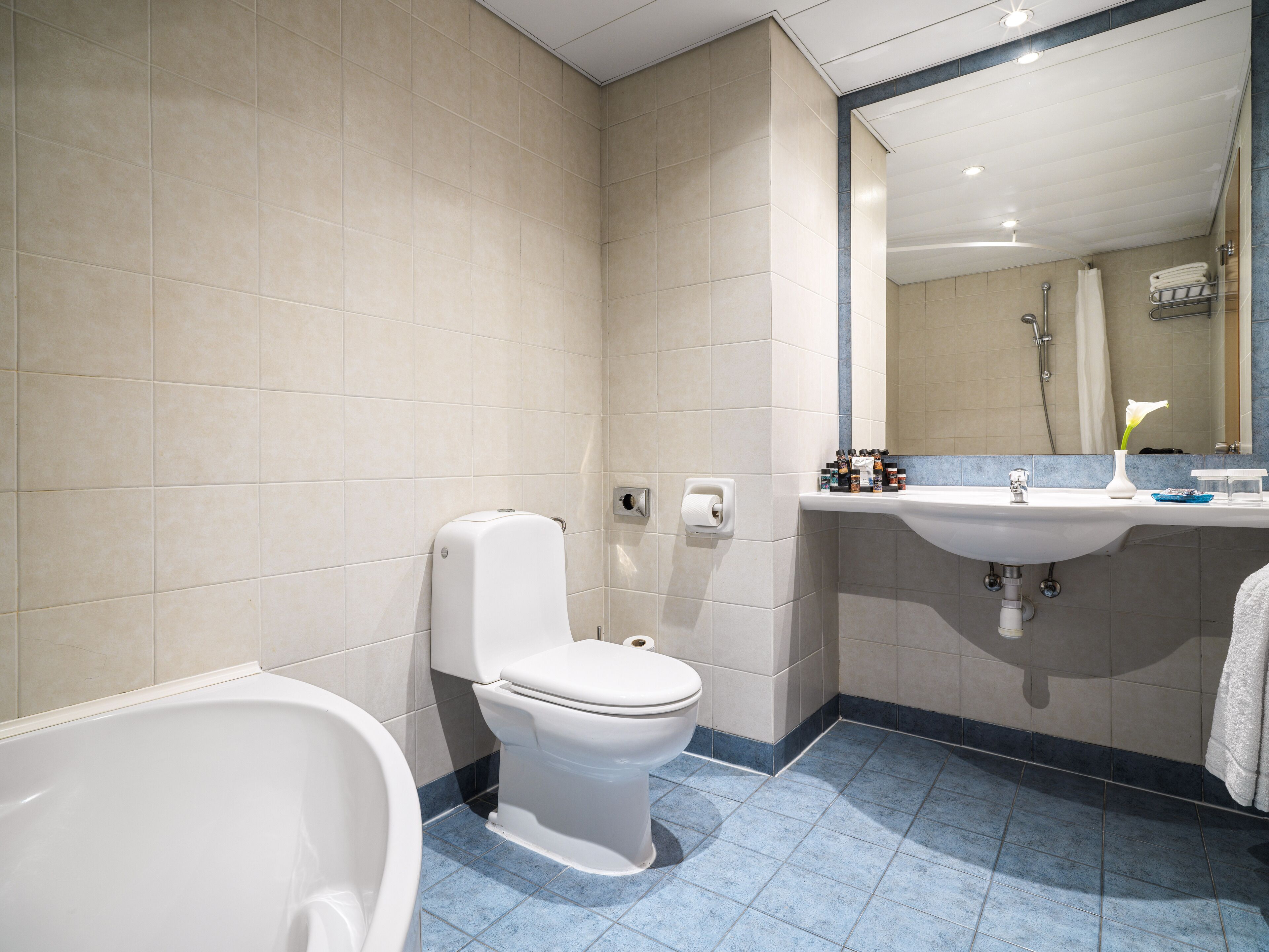 A bathroom with a toilet, sink, and bathtub.