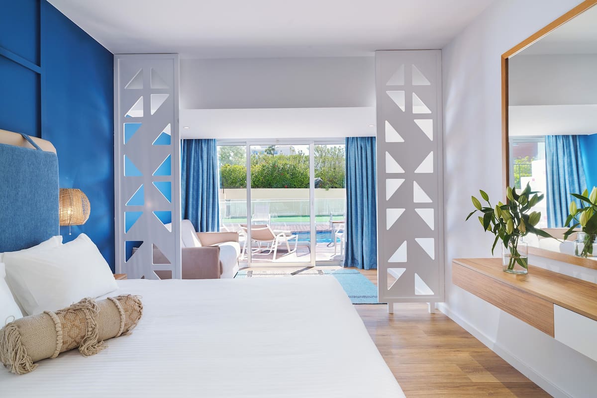 Family Room, Garden View (Swim Up) | 1 bedroom, hypo-allergenic bedding, minibar, in-room safe