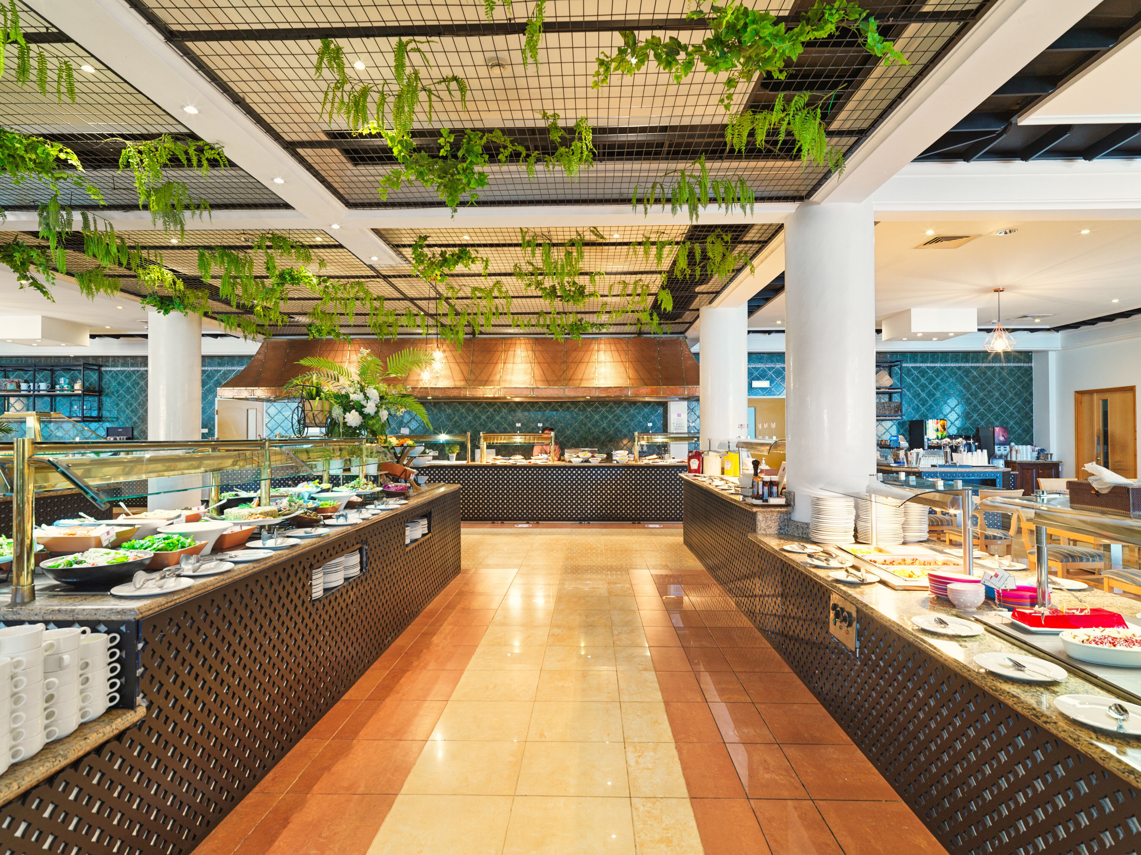 2 restaurants, breakfast served