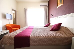In-room safe, blackout drapes, bed sheets - Hotel Kings Annex (Paphos)