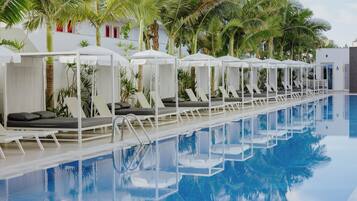 Piscina coberta i piscina a l'aire lliure